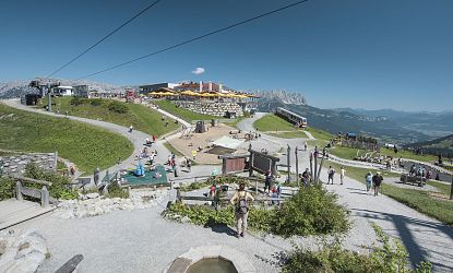 Blick auf den Spielplatz und das Restaurant in Ellmi&#39;s Zauberwelt an einem sonnigen Tag.