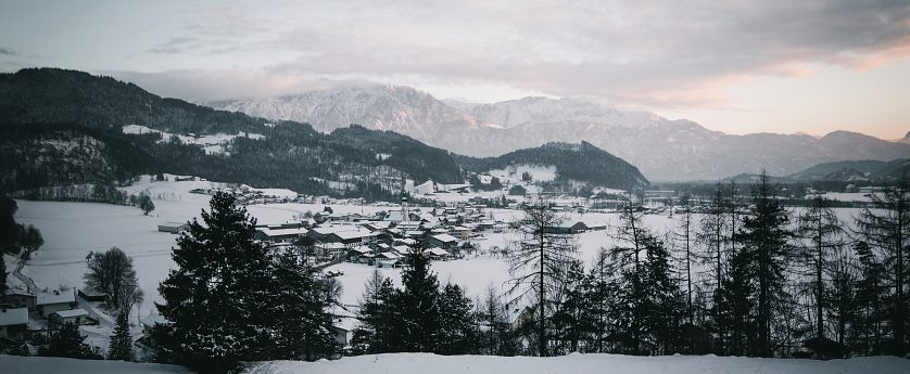 Winterlandschaft mit 3 Kreuzen im Schnnee.