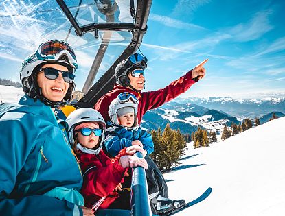 familie-im-sessellift-in-skiwelt-wilder-kaiser-brixental-4