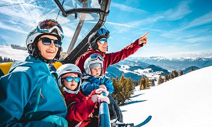 familie-im-sessellift-in-skiwelt-wilder-kaiser-brixental-5