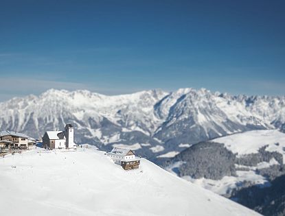 Gipfel Hohe Salve von SkiWelt Hopfgarten aus fotografiert mit Wilder Kaiser im Hintergrund