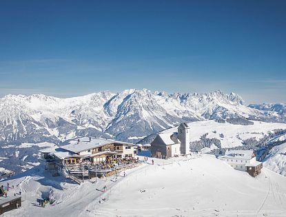Gipfelalm auf Gipfel Hohe Salve im Winter mit Wilder Kaiser im Hintergrund