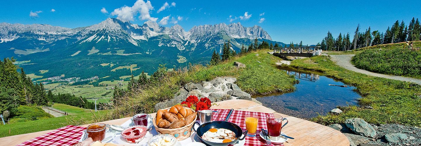 Picknick mit Aussicht auf Seen und Berge.