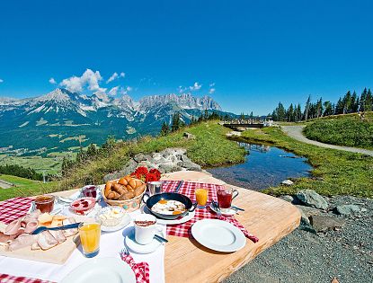 Picknick mit Aussicht auf Seen und Berge.