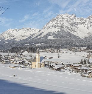 Kirche eines Dorfes im Winter.