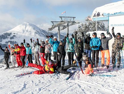 Gruppenfoto von Skifahrern.