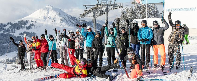 Gruppenfoto von Skifahrern.