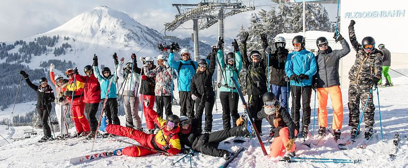 Gruppenfoto von Skifahrern.