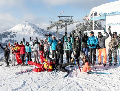 Gruppenfoto von Skifahrern.