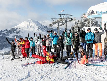 gruppen-skifahren-in-skiwelt-wilder-kaiser-gruppenfoto-bei-filzobdenbahn-mit-hohe-salve-gipfel-im-hintergrund-4