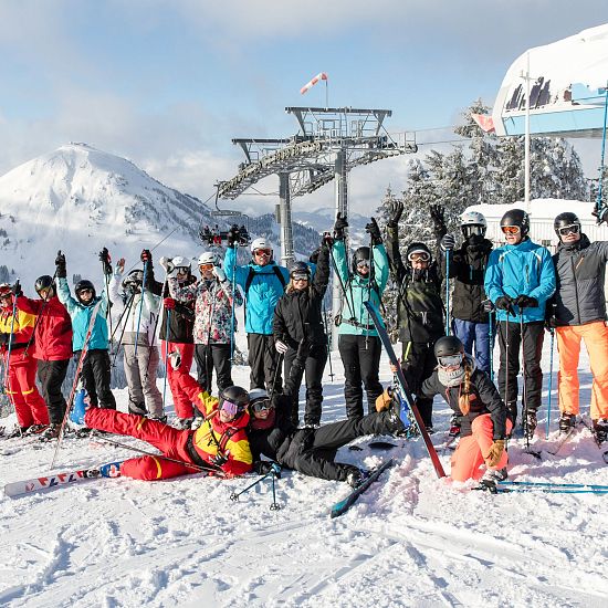 Gruppenfoto von Skifahrern.