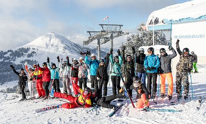 gruppen-skifahren-in-skiwelt-wilder-kaiser-gruppenfoto-bei-filzobdenbahn-mit-hohe-salve-gipfel-im-hintergrund-5