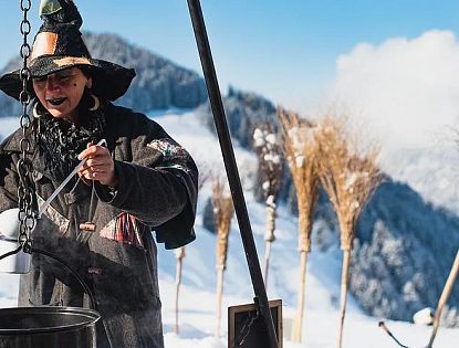 hexen-beim-hexentrank-ausschenken-im-winter-neben-der-piste-simonalm-soell-11-5