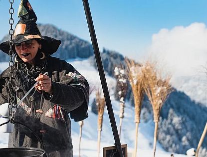 hexen-beim-hexentrank-ausschenken-im-winter-neben-der-piste-simonalm-soell-22-5