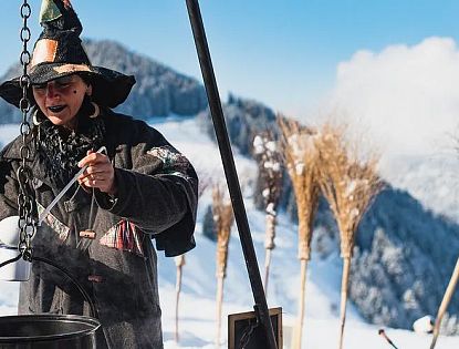 hexen-beim-hexentrank-ausschenken-im-winter-neben-der-piste-simonalm-soell-33-5
