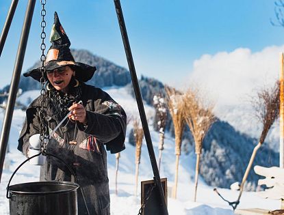hexen-beim-hexentrank-ausschenken-im-winter-neben-der-piste-simonalm-soell-4