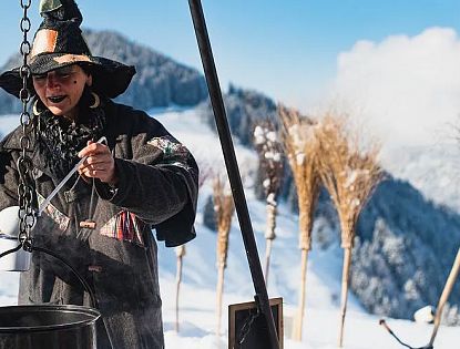 hexen-beim-hexentrank-ausschenken-im-winter-neben-der-piste-simonalm-soell-64