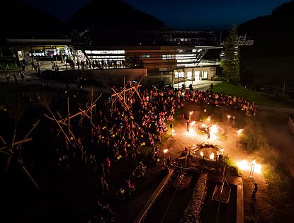 Feuershow vor vielen Zuschauer am Abend, fotografiert in Luftansicht