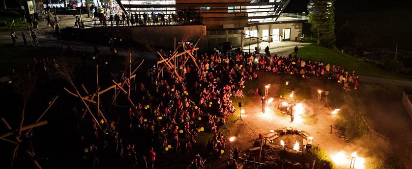 Abendliche Feuershow zur Donnersnacht mit spektakulären Effekten vor der Bergstation beim Hexenwasser Söll