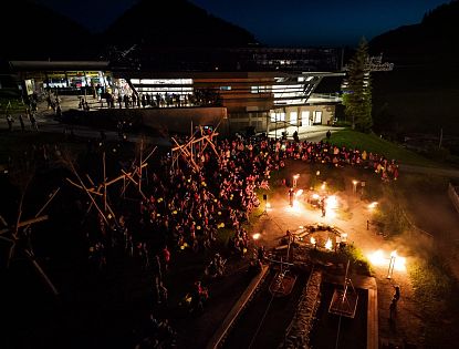Abendliche Feuershow zur Donnersnacht mit spektakulären Effekten vor der Bergstation beim Hexenwasser Söll