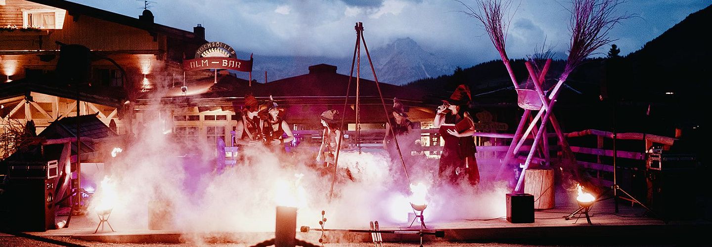 Hexen machen ein Feuer in der Dunkelheit.