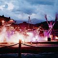 Hexen machen ein Feuer in der Dunkelheit.