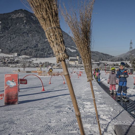 Hexenwiese Übungsbereich für Anfänger und Kinder mit Thema Hexe in SkiWelt Söll im Tal