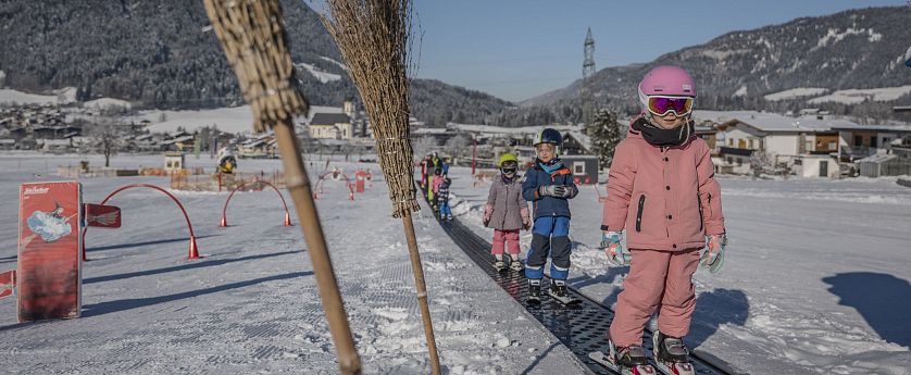 Hexenwiese Übungsbereich für Anfänger und Kinder mit Thema Hexe in SkiWelt Söll im Tal