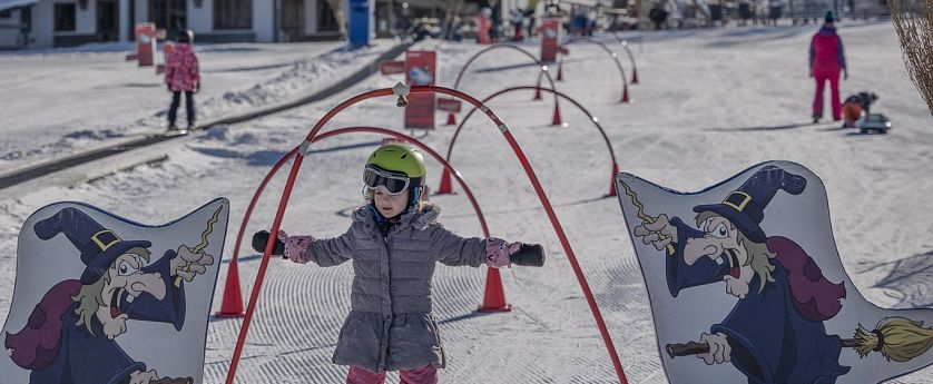 Hexenwiese Übungsbereich für Anfänger und Kinder mit Thema Hexe in SkiWelt Söll im Tal