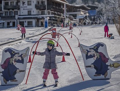 Hexenwiese Übungsbereich für Anfänger und Kinder mit Thema Hexe in SkiWelt Söll im Tal