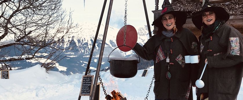Hexen machen Hexenpunsch vor der Simonalm.