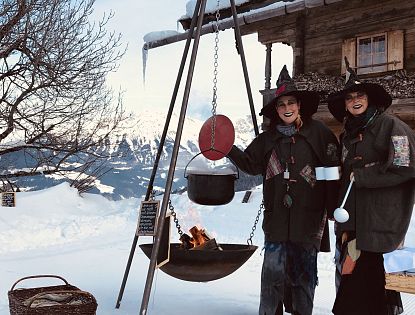 Hexen machen Hexenpunsch vor der Simonalm.