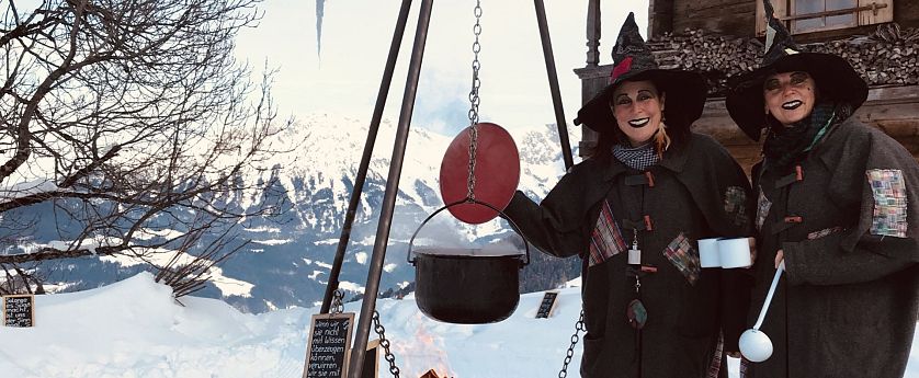 Hexen machen Hexenpunsch vor der Simonalm.