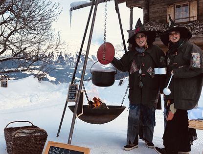 Hexen machen Hexenpunsch vor der Simonalm.