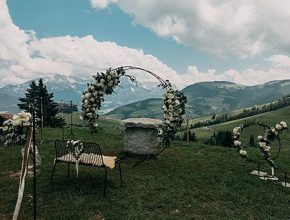 Hochzeitbogen mit weißen Blumen vor Panoramablick bei der Kraftalm SkiWelt Itter