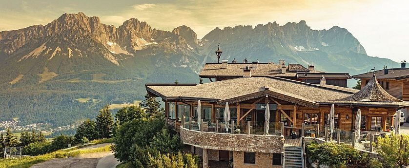 Jezz Alm in Ellmau mit Blick auf den Wilden Kaiser im Sommer