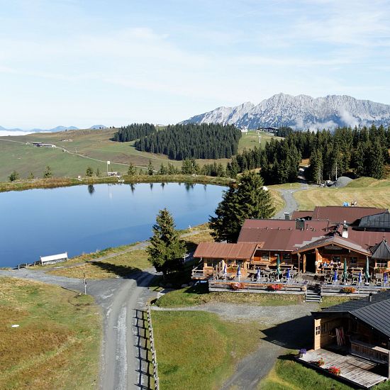 Gasthaus am Berg neben einem Bergsee.