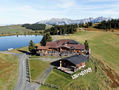 Gasthaus am Berg neben einem Bergsee.