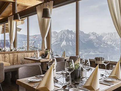 Stilvoll gedeckte Restaurant Kaiserlounge in den Tiroler Alpen mit Blick auf das Wilde Kaiser Gebirge.