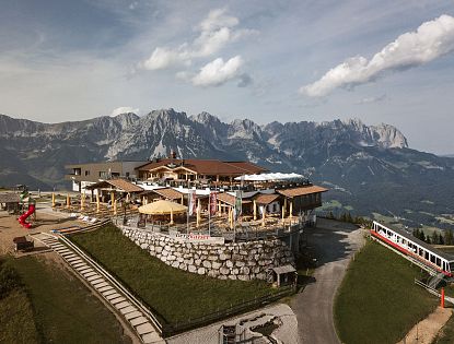 Das Bergrestaurant Kaiserlounge am Hartkaiser mit großzügiger Sonnenterrasse, Spielplatz, Bahnstation und atemberaubender Aussicht auf das Kaisergebirge
