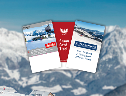 Drei verschiedene Skipässe (SkiWelt, Snow Card Tirol, SuperSkiCard) sind vor einem schneebedeckten Alpenpanorama und einer Berghütte mit Kapelle auf der Hohen Salve zu sehen
