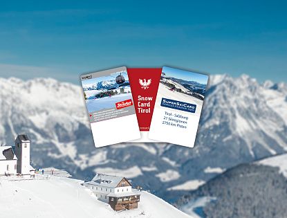 Verschiedene Skipässe (SkiWelt, Snow Card Tirol, SuperSkiCard) sind vor einem schneebedeckten Alpenpanorama und einer Berghütte mit Kapelle auf der Hohen Salve zu sehen