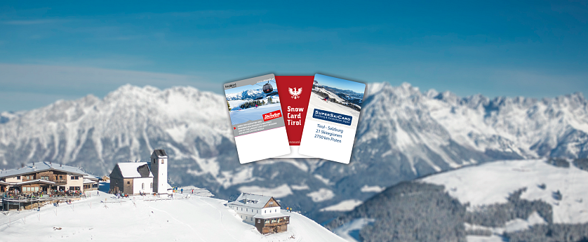 Drei verschiedene Skipässe (SkiWelt, Snow Card Tirol, SuperSkiCard) sind vor einem schneebedeckten Alpenpanorama und einer Berghütte mit Kapelle auf der Hohen Salve zu sehen