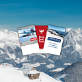 Drei verschiedene Skipässe (SkiWelt, Snow Card Tirol, SuperSkiCard) sind vor einem schneebedeckten Alpenpanorama und einer Berghütte mit Kapelle auf der Hohen Salve zu sehen