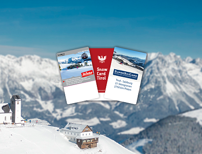 Drei verschiedene Skipässe (SkiWelt, Snow Card Tirol, SuperSkiCard) sind vor einem schneebedeckten Alpenpanorama und einer Berghütte mit Kapelle auf der Hohen Salve zu sehen