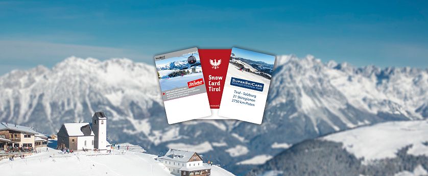 Drei verschiedene Skipässe (SkiWelt, Snow Card Tirol, SuperSkiCard) sind vor einem schneebedeckten Panorama und einer Berghütte mit Kapelle auf der Hohen Salve zu sehen