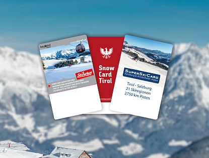 Drei verschiedene Skipässe (SkiWelt, Snow Card Tirol, SuperSkiCard) sind vor einem schneebedeckten Alpenpanorama und einer Berghütte mit Kapelle auf der Hohen Salve zu sehen