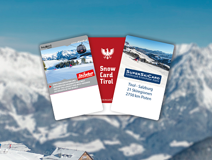Drei verschiedene Skipässe (SkiWelt, Snow Card Tirol, SuperSkiCard) sind vor einem schneebedeckten Alpenpanorama und einer Berghütte mit Kapelle auf der Hohen Salve zu sehen