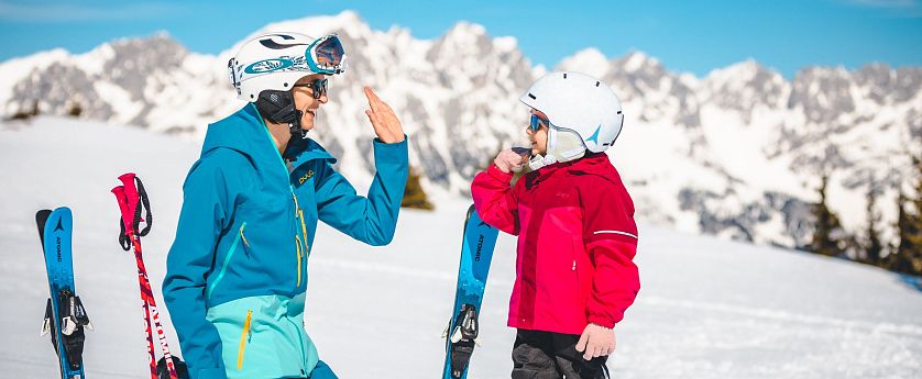 Mutter und Tochter haben Spaß beim Skifahren.