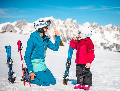 Mutter und Tochter haben Spaß beim Skifahren.